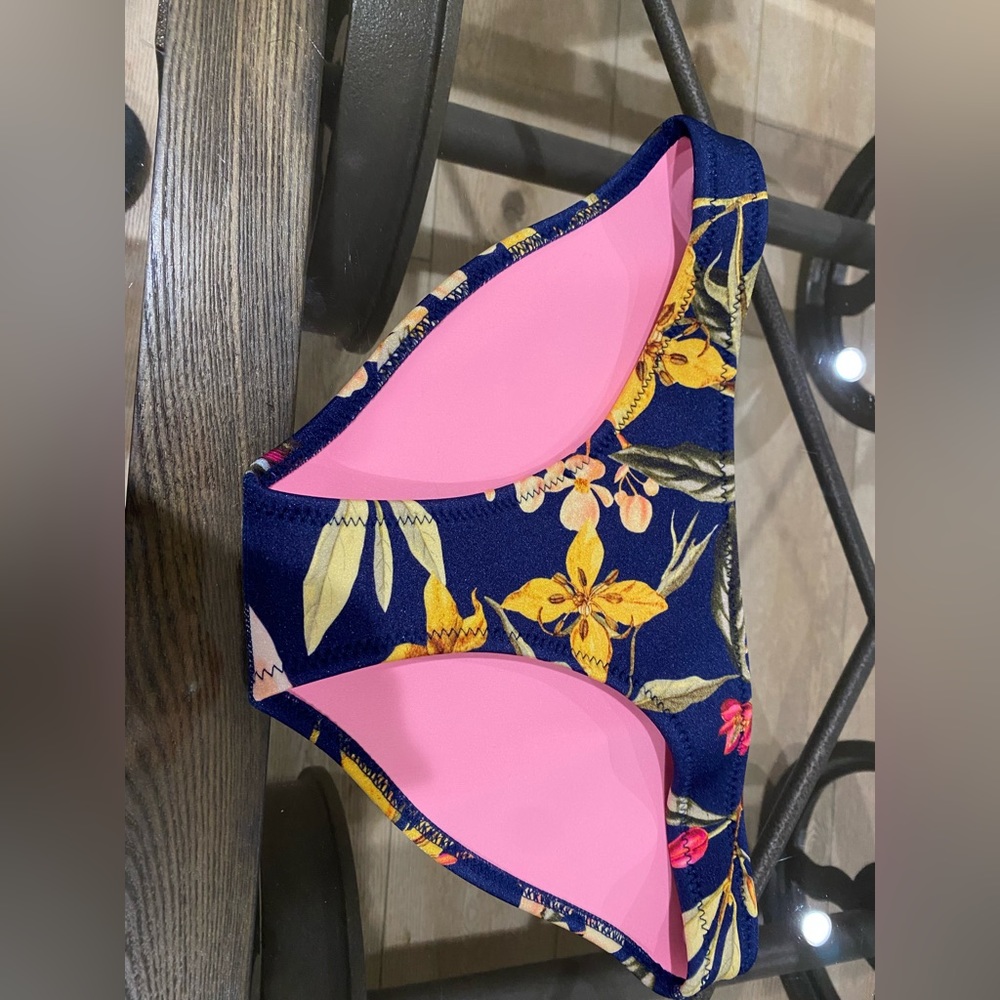 Triangl xs bottoms NWOT